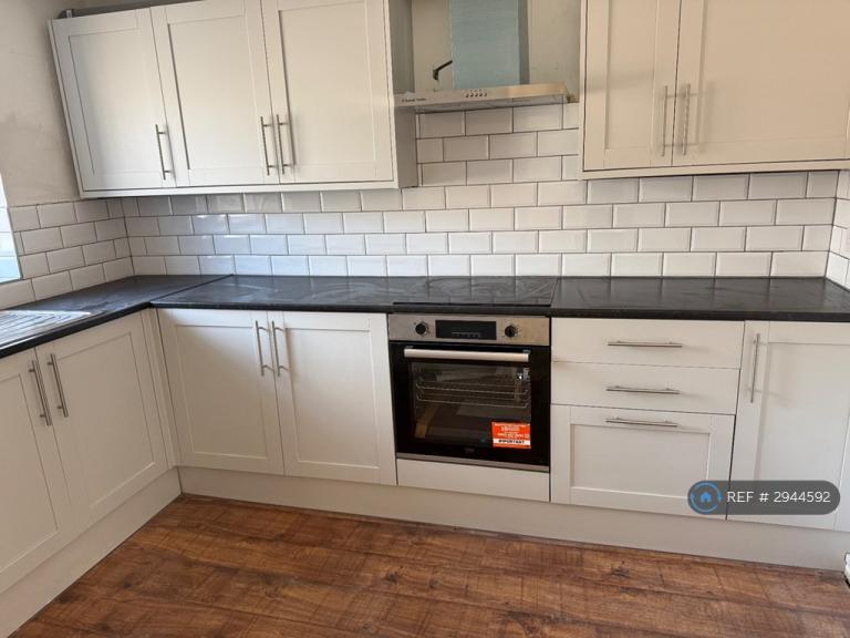 2 bedroom flat in Arnison Avenue, High Wycombe, HP13 (2 bed) (#2944592)