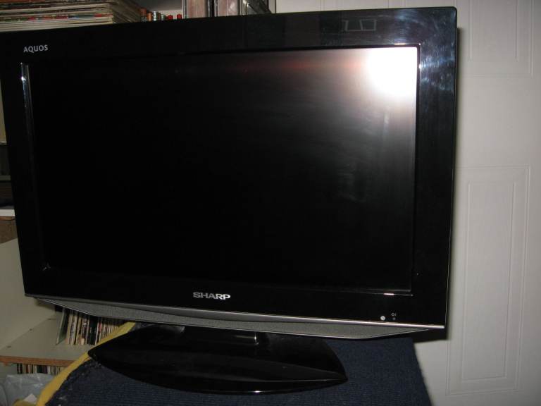 SHARPE AQUOS 20" TELEVISION