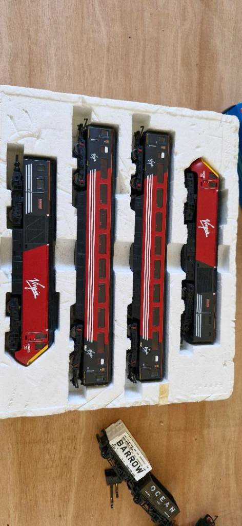 Hornby Virgin class 43