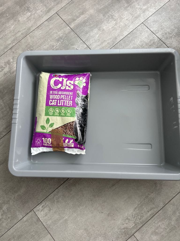 Utility box + wood pellet cat litter 