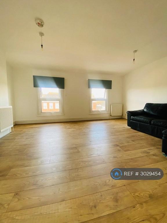 3 bedroom flat in Brook House, Surbiton, KT6 (3 bed) (#3029454)