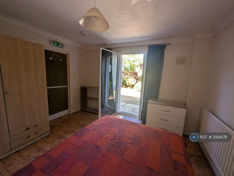 1 bedroom in Lory Ridge, Bagshot, GU19 (#2926176)
