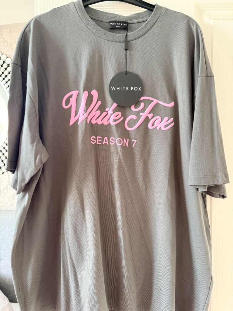 White Fox XL Grey T-Shirt with Pink Logo – New with Tags