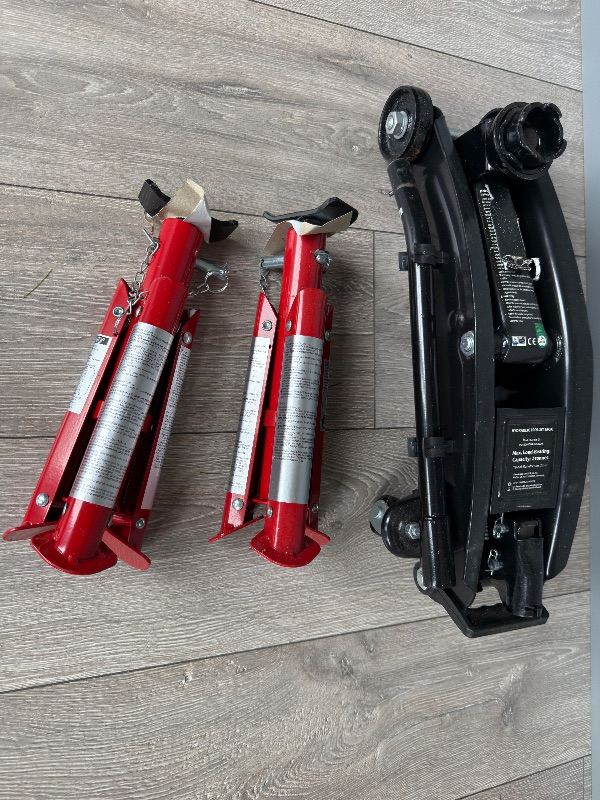 2000kg hydraulic trolley jack and two 2000kg adjustable jack stands