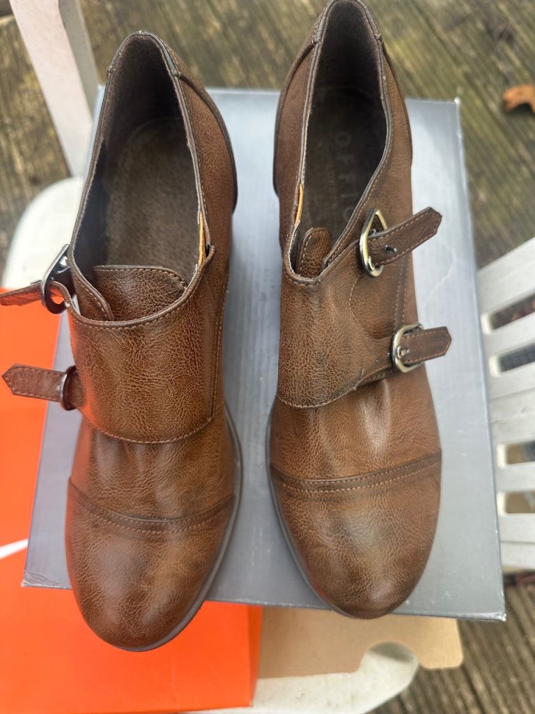 Smart brown ankle boots Size 6 for sale