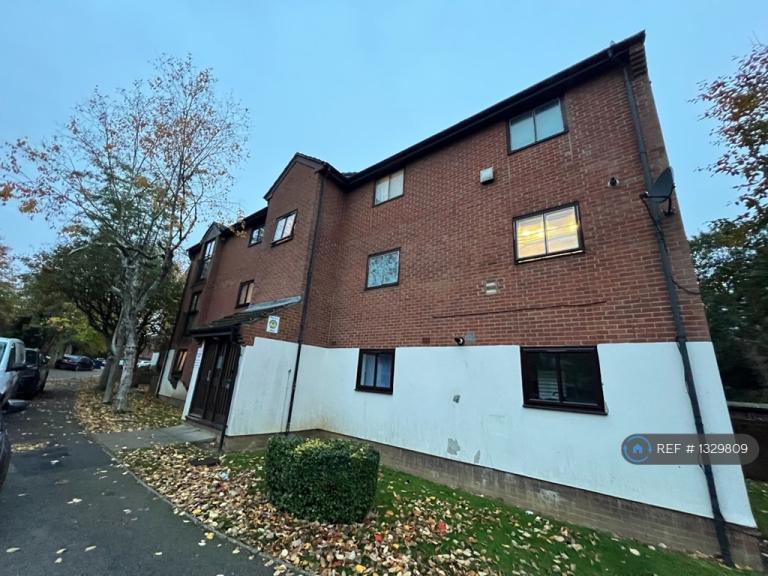 2 bedroom flat in Wheatley Close, London, NW4 (2 bed) (#1329809)