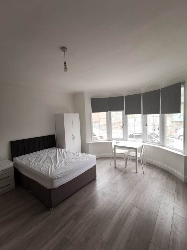 **HUGE Studio Room**ALL BILLS INCLUDED (£100 extra)**Private Bathroom**Kitchenette**