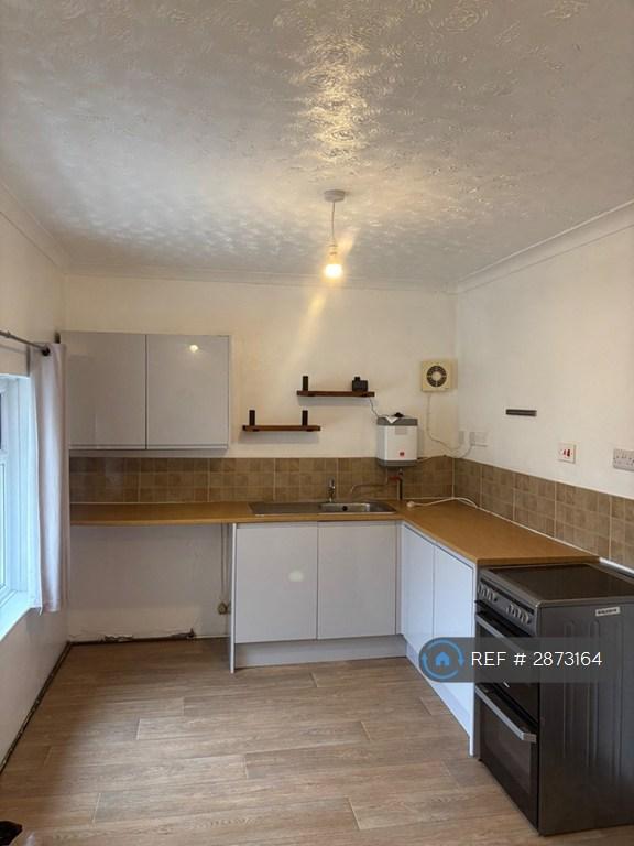 2 bedroom flat in Ivydene, Whitland, SA34 (2 bed) (#2873164)