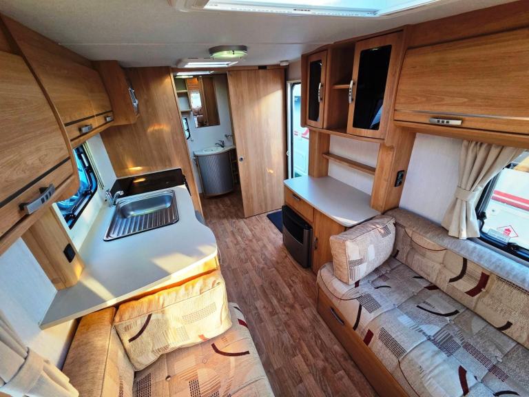 Lunar Quasar 462 2010 Lightweight 2 Berth Touring Caravan