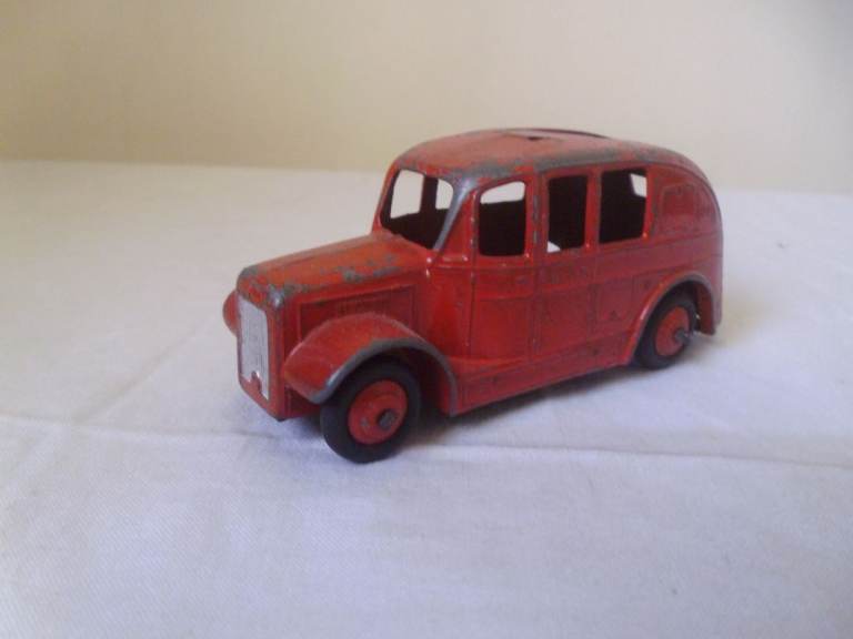 DINKY TOYS DENNIS STREAMLINE FIRE ENGINE,1940/50'S.