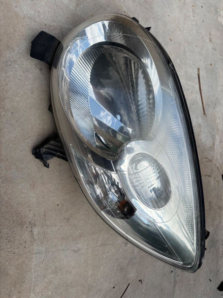 Citroen C1/ Peugeot 107 headlight n/s