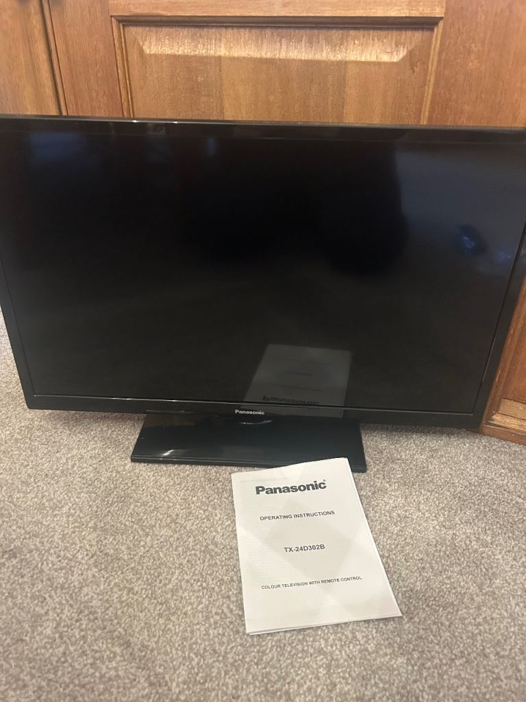 Panasonic 24 inch colour tv with remote. 
