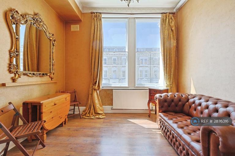1 bedroom flat in Sinclair Road, London, W14 (1 bed) (#2876316)
