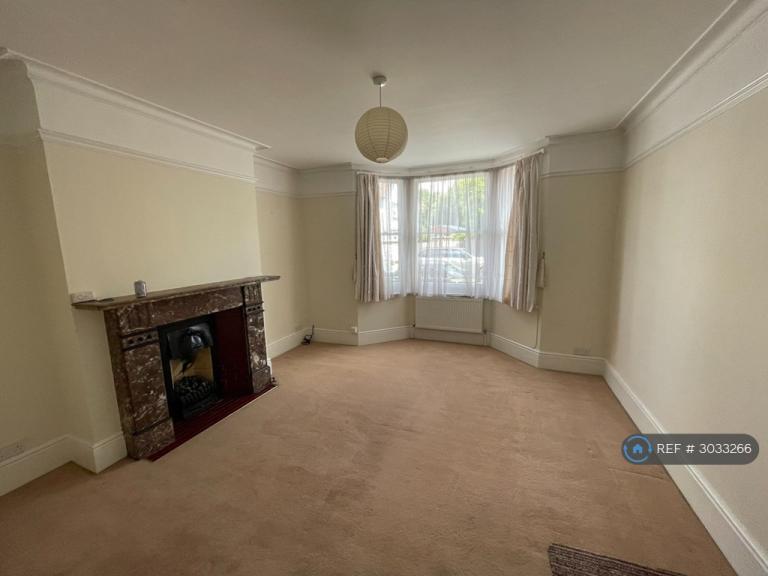 1 bedroom flat in Curzon Road, Maidstone, ME14 (1 bed) (#3033266)