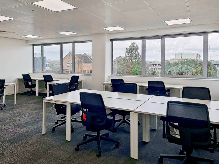Crawley - RH10 1JH \ Private Office for Teams of 3