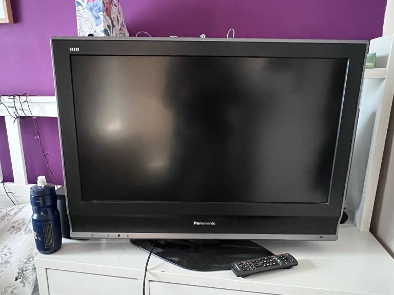 Panasonic Flat Screen TV 32” with Remote – Good Condition