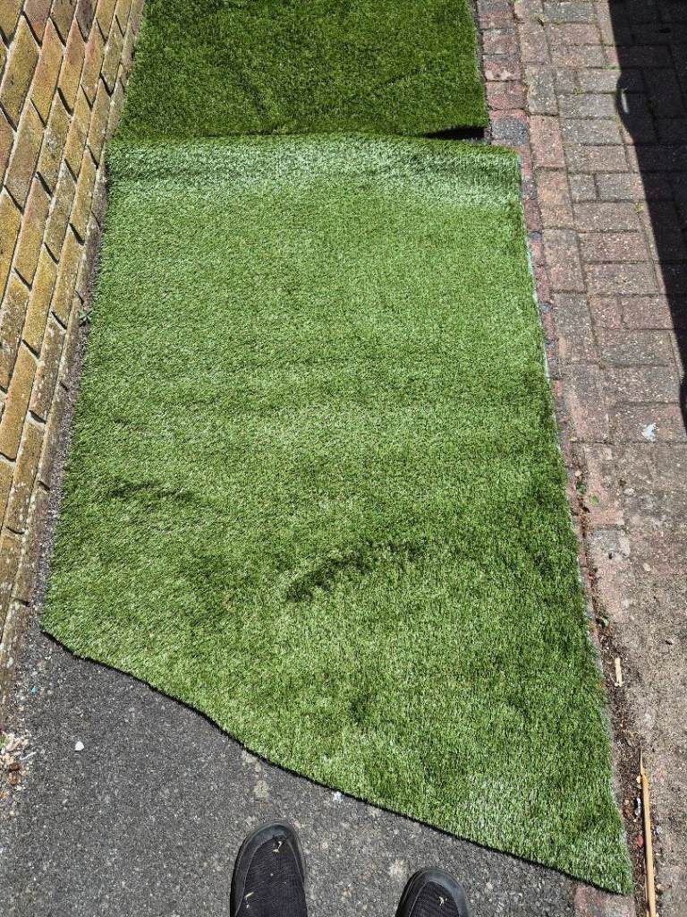 Artificial Grass Remnants - Good Condition