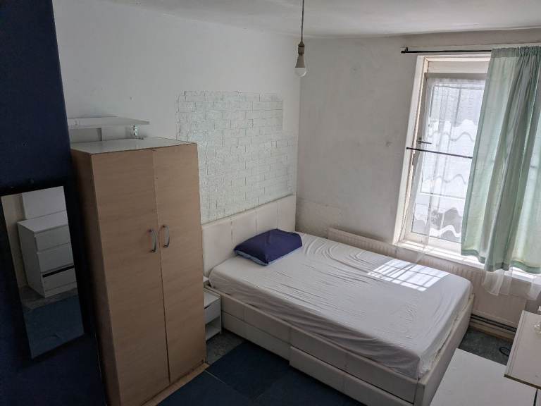 A Double Room in front of Westferry DLR Station (1min walk)