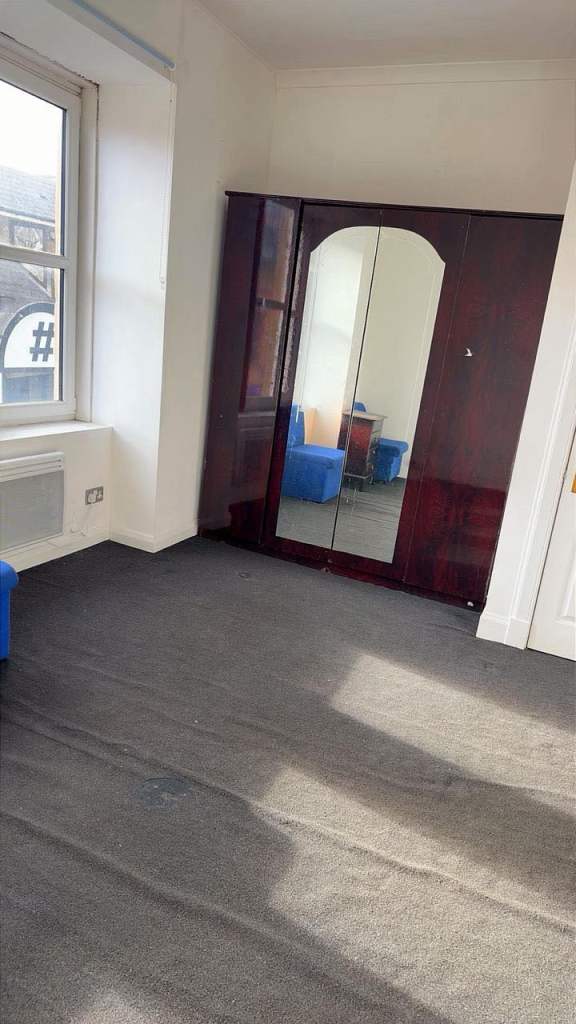 Studio Apartment with own kitchen and bathroom in paisley 