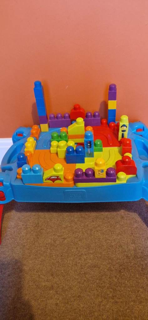 MEGA BLOKS FOLDABLE PLAY TABLE WITH 32 BRICKS. EXCELLENT CONDITION.