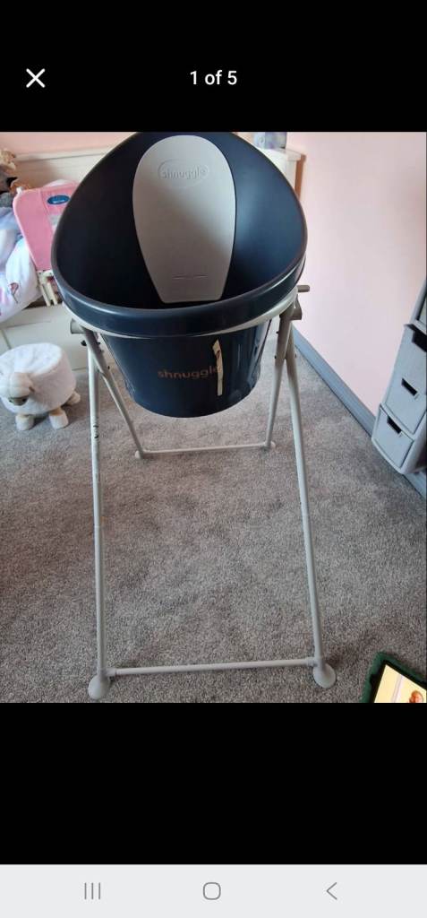 Snuggle baby bath and foldable stand 