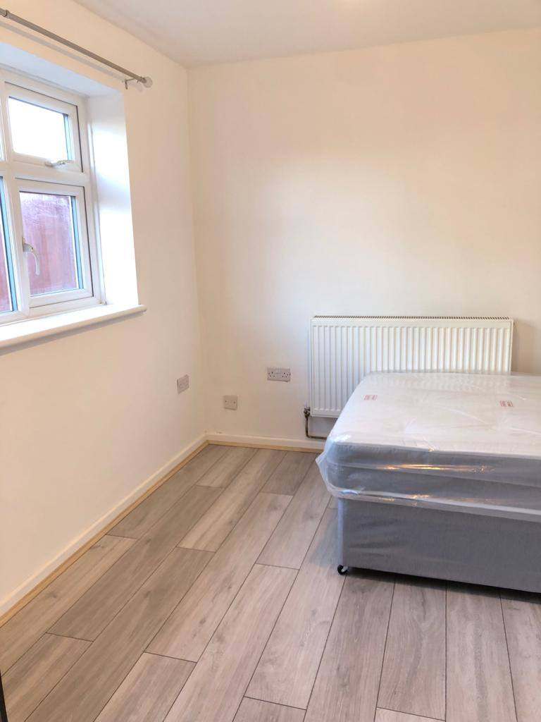 Room to Let in A nice Clean House - SS14 1QA, Basildon.