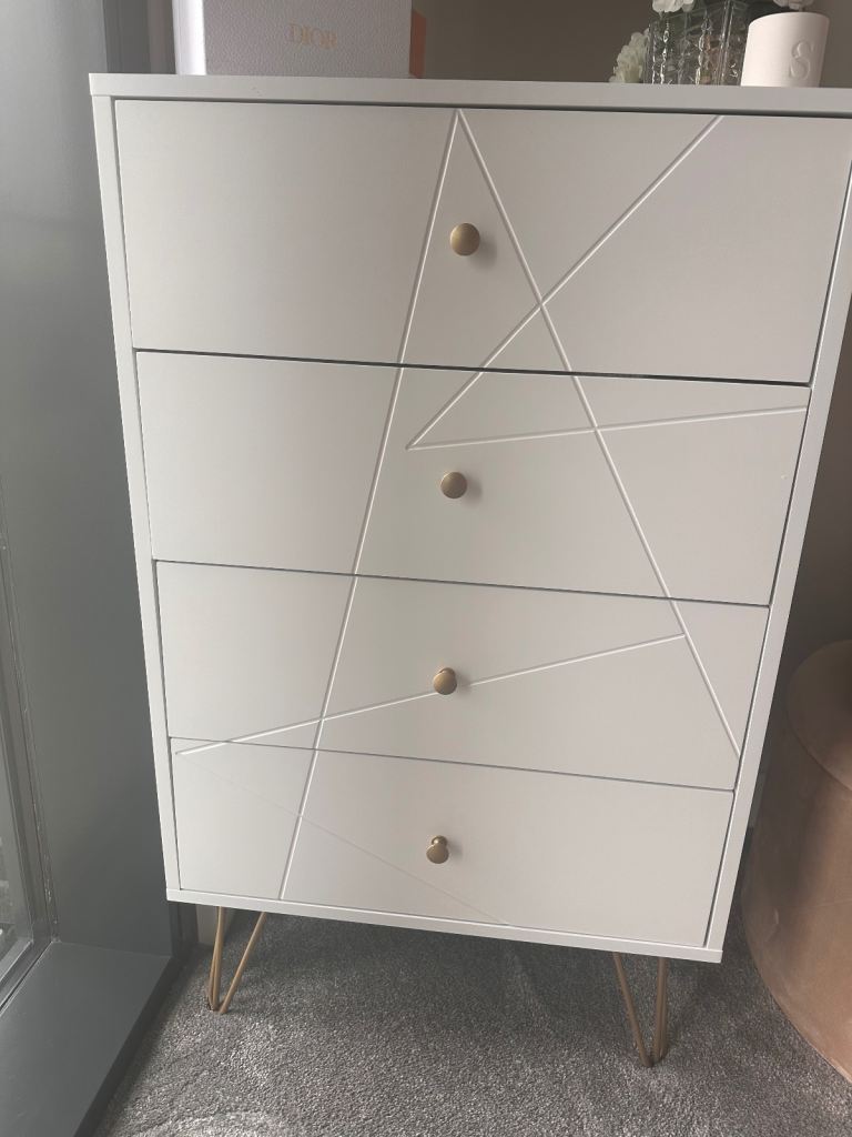 4 draw Chester in White and Gold