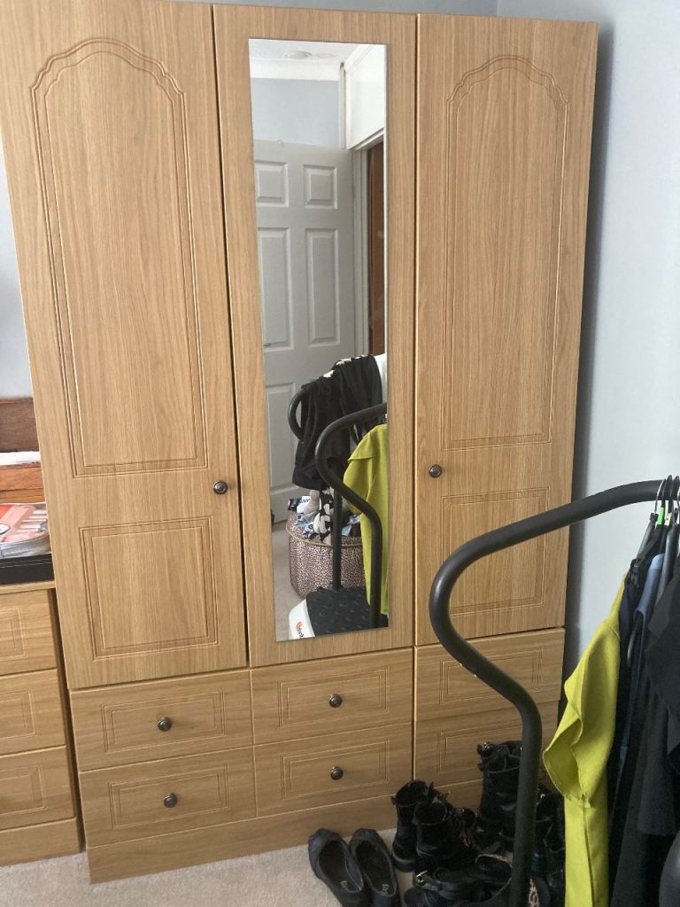 Three-Door Wardrobe with Mirror and Drawers – Good Condition