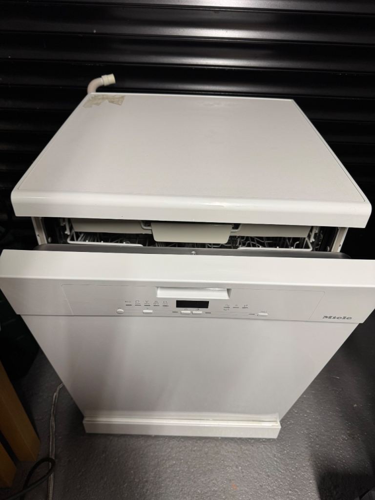 Miele Free standing under counter dishwasher.