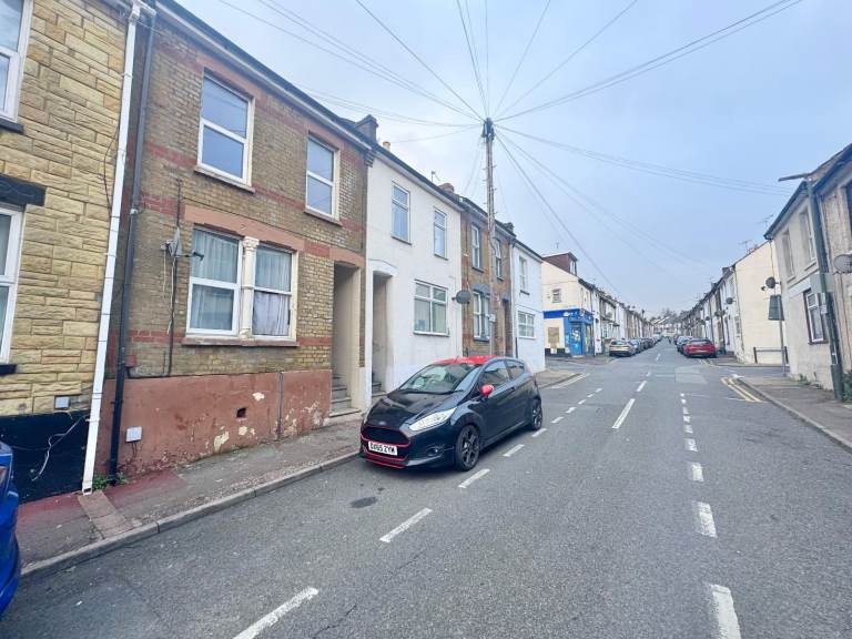 3 Bed Terraced House, Dale St, ME4