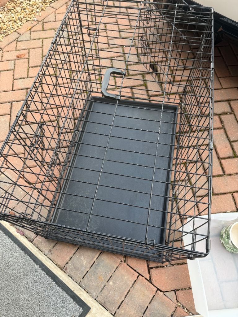 Large dog crate with removable tray