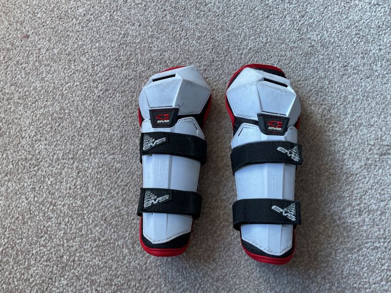 EVS Knee Pads Youth size Mini Shin Guards Kids Motocross BMX Mx Skateboard Junior Skate Revvi Yamaha