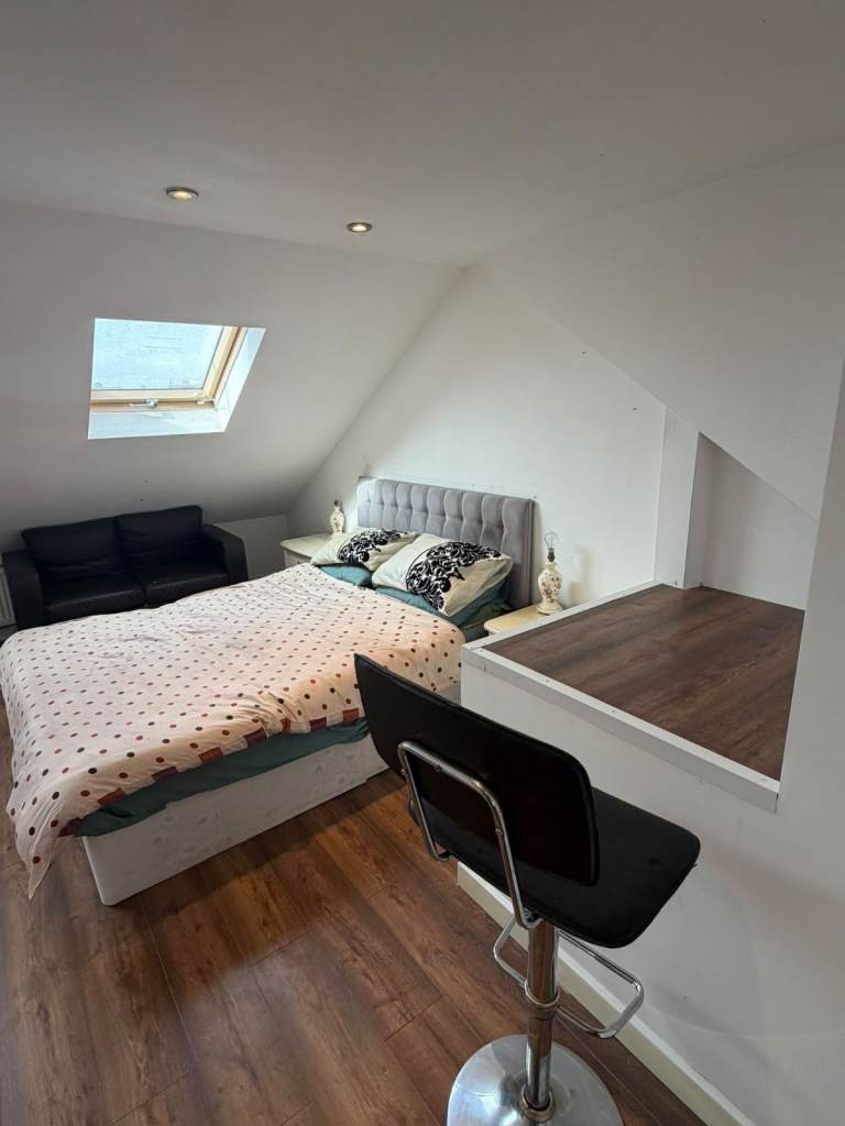 Studio Flat in a Shared House, Edgar Road, RM6