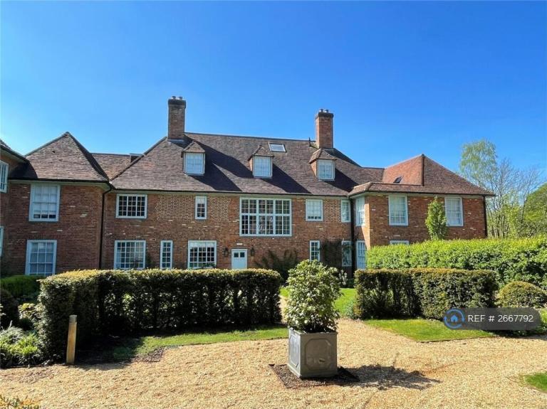 2 bedroom flat in Adams Walk, Midhurst, GU29 (2 bed) (#2667792)