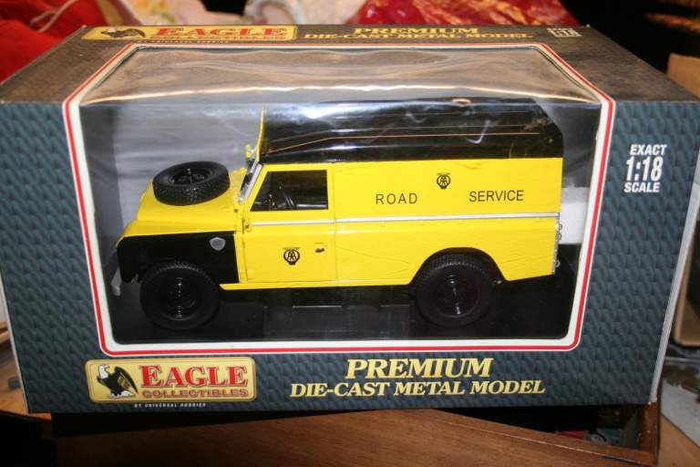 Model Land Rover 109 AA livery  1:18 big ! 