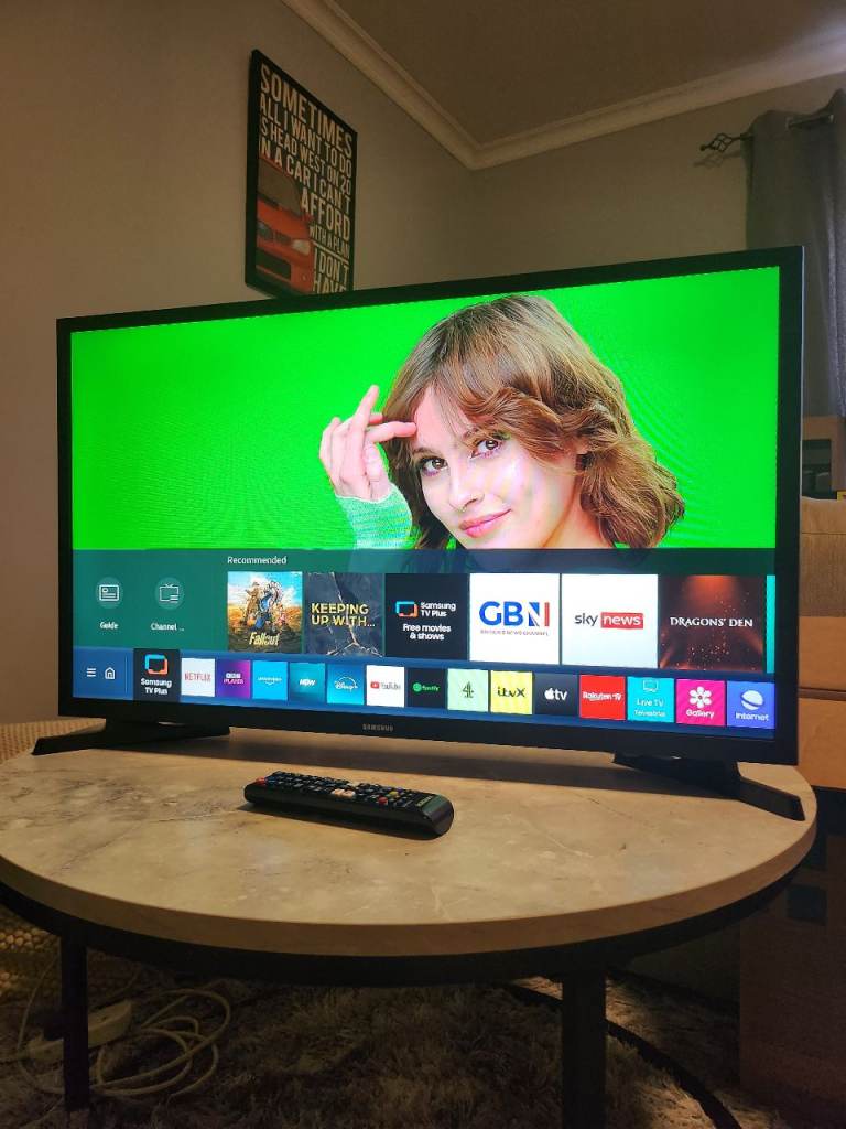 32" Samsung SMART HDR UHD LED WiFi TV with Stand and Remote £85