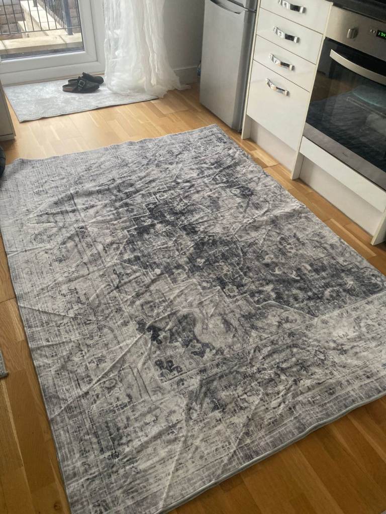 Light Grey Soft Rug – 160 x 230cm – Nearly New