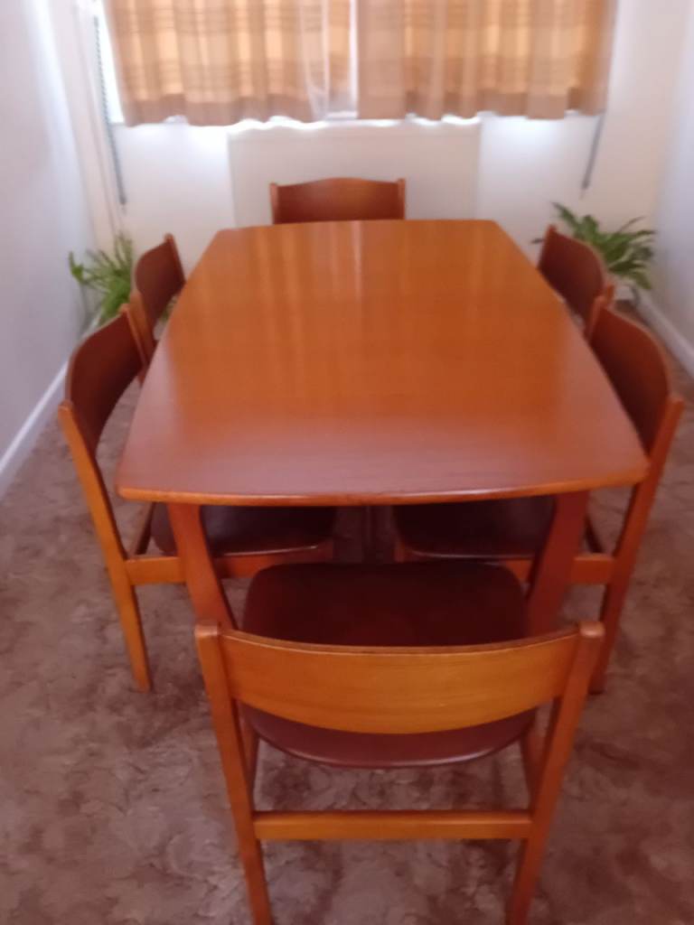 Dining table and six chairs, wooden and extendable 