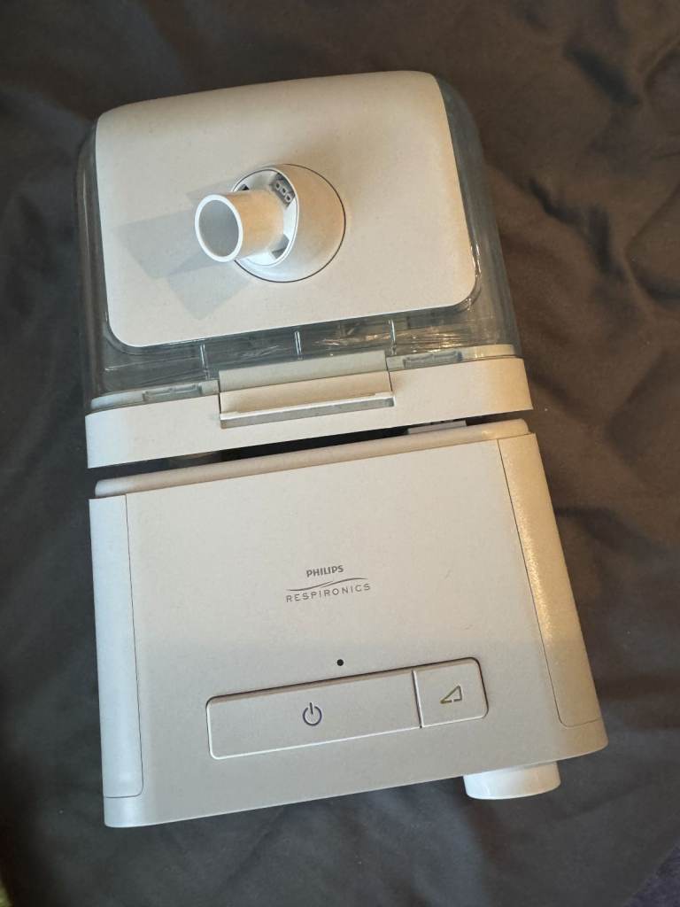 Philips Respironics DreamStation Auto BiPAP, model GBX700S15, with a humidifier