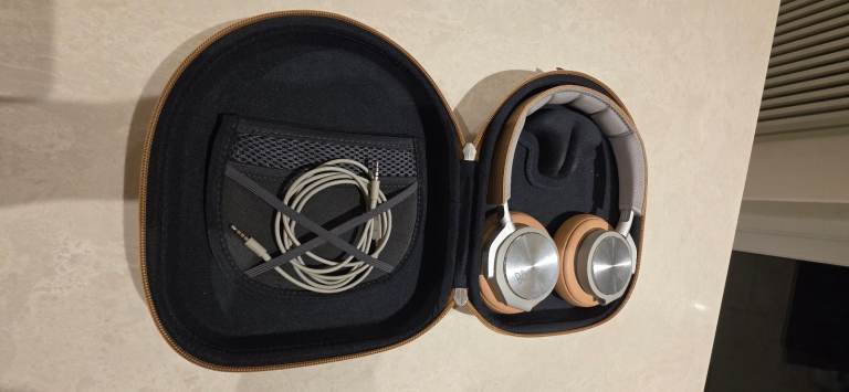 Bang & Olufsen BeoPlay H6 Headphones with Hard Leather Case – Great Condition
