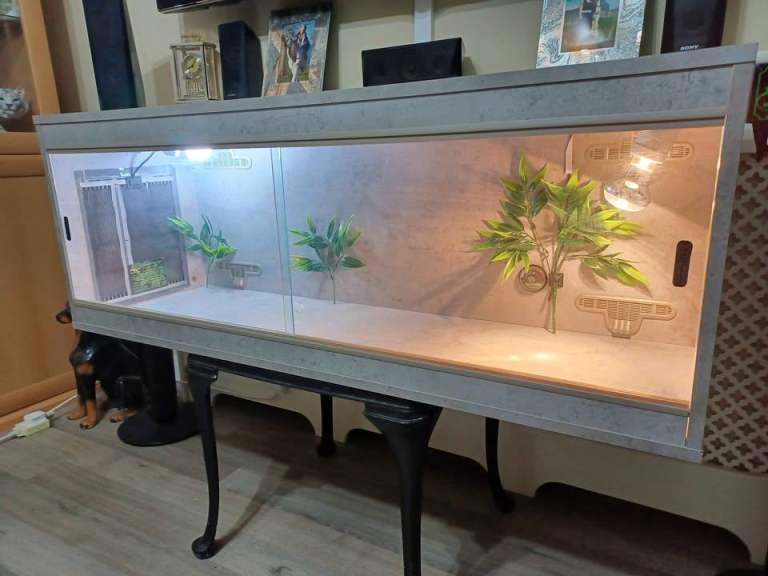 Vivarium 4 foot light grey with electrics