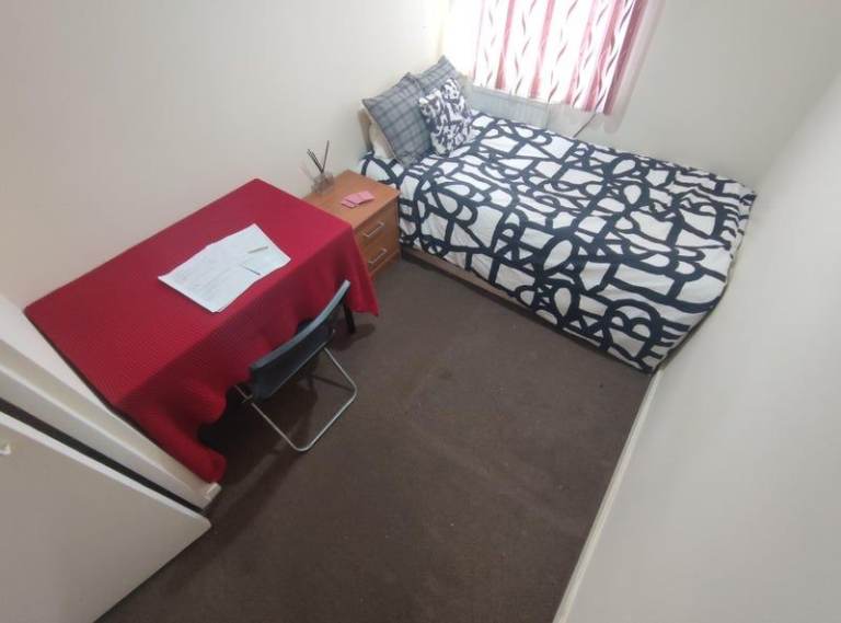 BRIGHT SINGLE ROOM TO RENT IN EAST HAM - AVAILABLE NOW 🏡