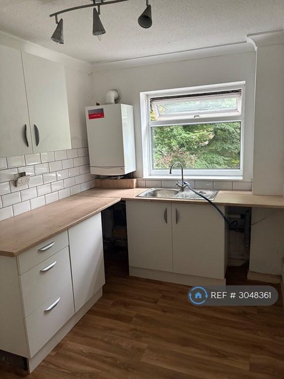 1 bedroom flat in Bury Old Road, Salford, M7 (1 bed) (#3048361)