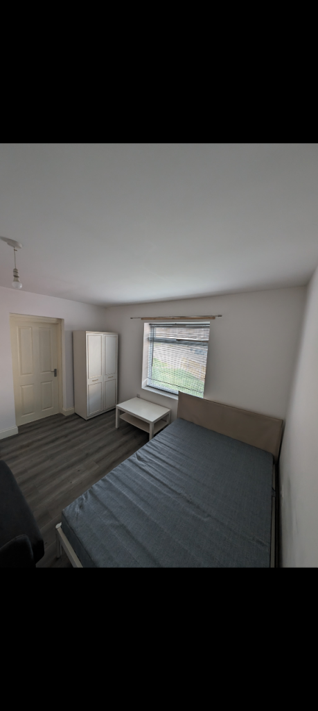 Double studio bedroom in Barking