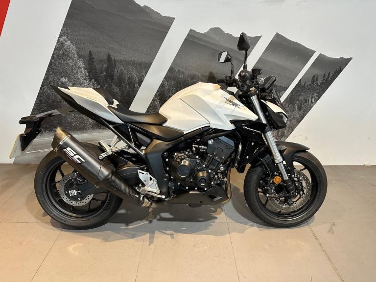 Honda CB 1000 Hornet 2025 with only 1075 miles + extra's 