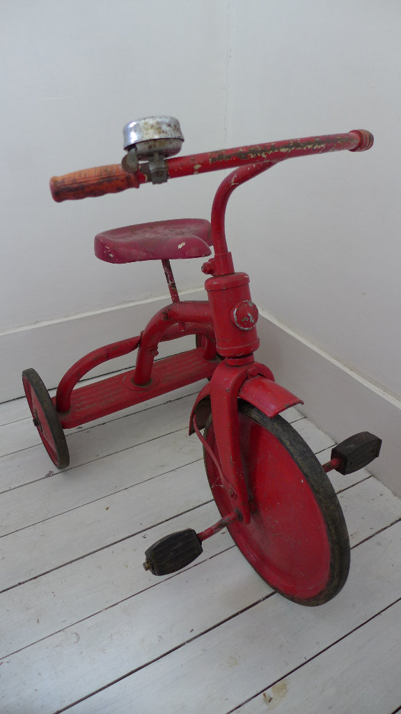 CHILD’S VINTAGE TRIKE. CHILD’S VINTAGE TRICYCLE. In good working condition for age, see photos.