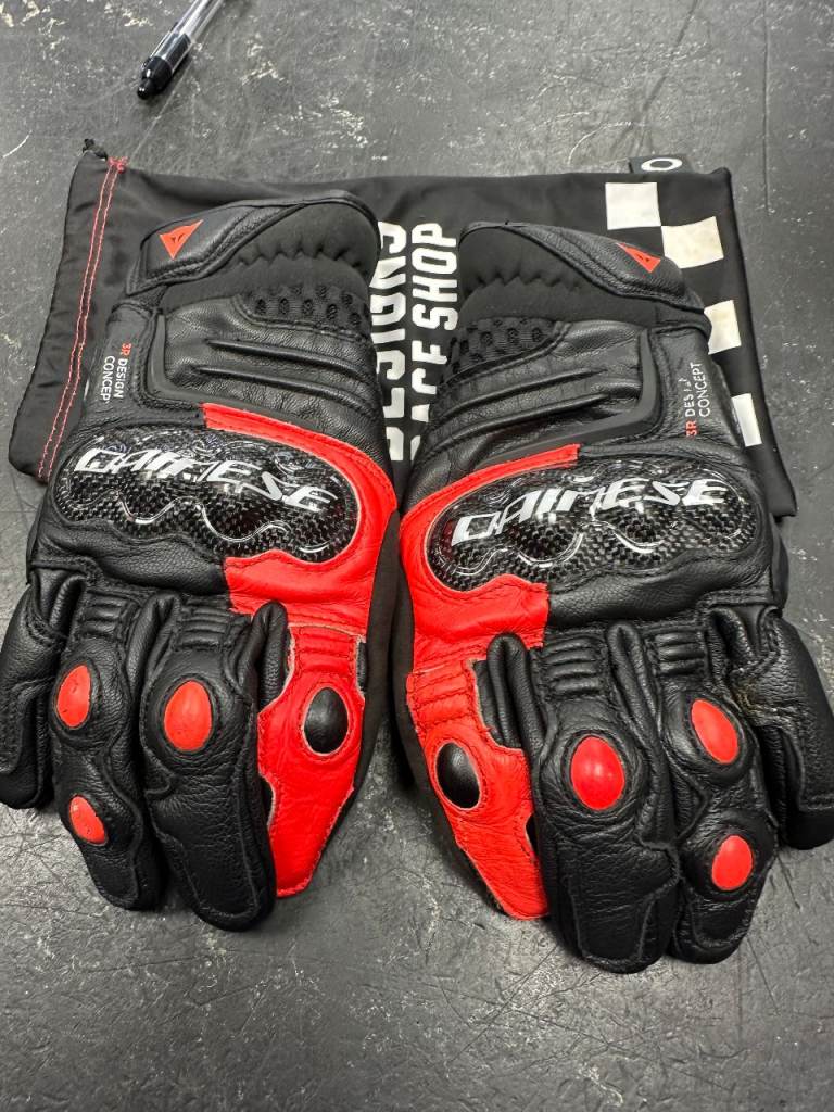 Dainese Carbon 4 Short Leather Motorcycle Gloves – Black/Red, Size M (8.5)