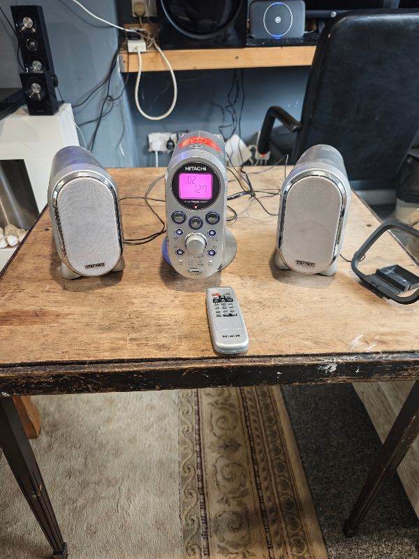 HITACHI CD RADIO PLAYER AND REMOTE CONTROL 