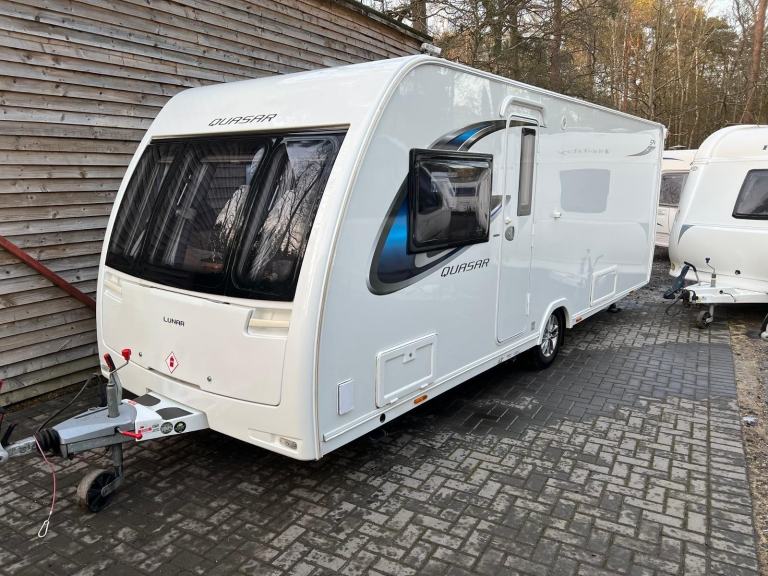 LUNAR QUASAR 574 - 2017 - ISLAND BED - 4 BERTH - MOVER - ONE OWNER - PRISTINE 