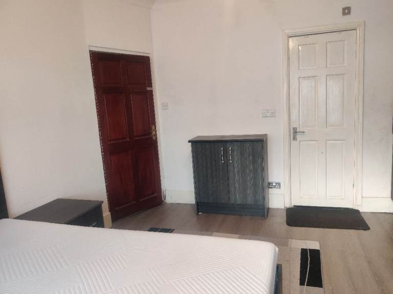 Self Contained Double bedroom available to Rent in Hounslow TW46AP 
